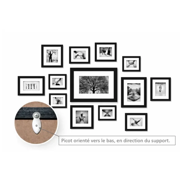 Exemple d’installation de cadres muraux avec attaches métalliques argentées