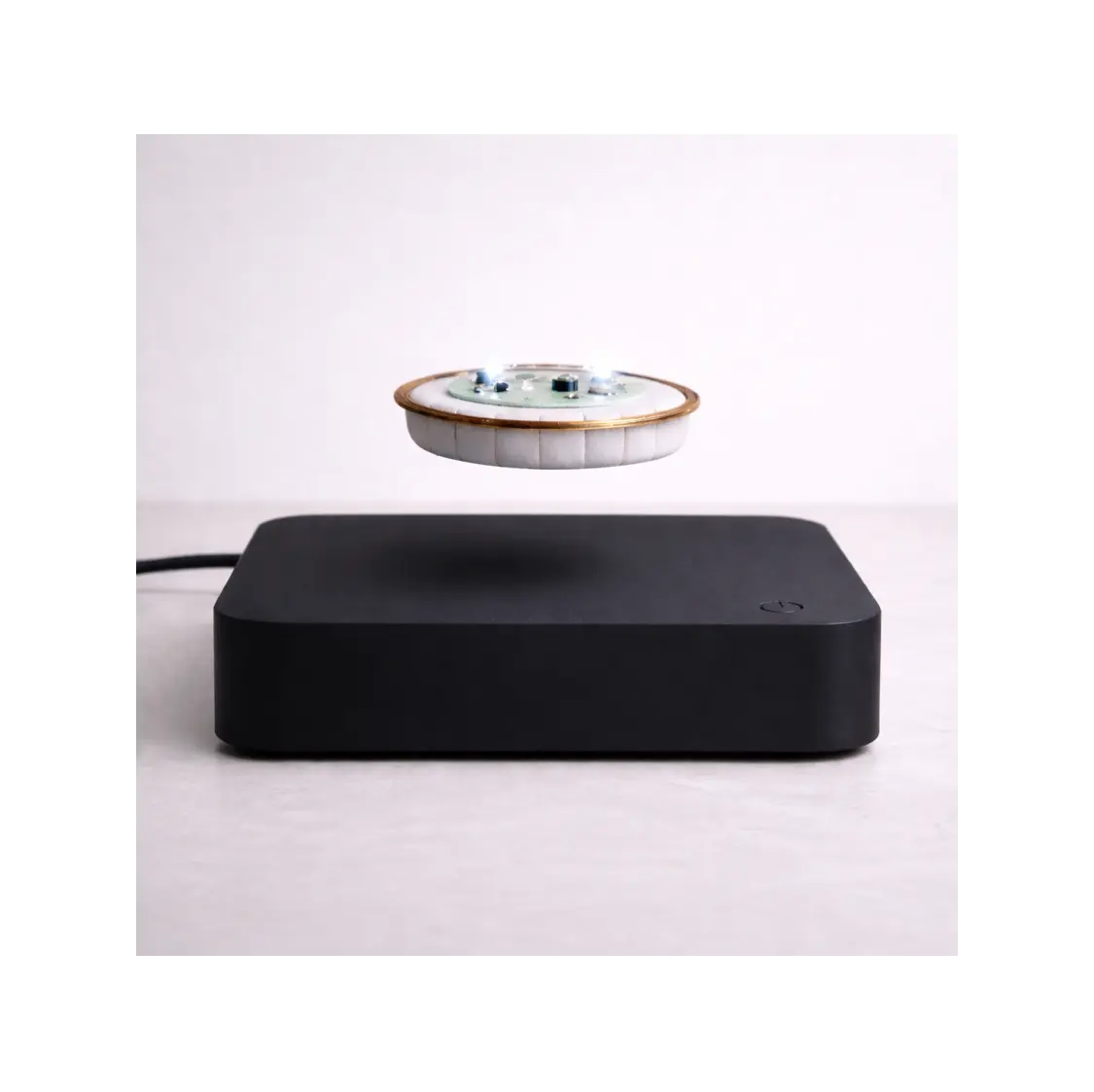 Socle de lévitation magnétique noir avec galette flottante et led rgb